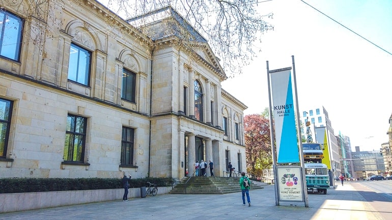 Großer Eingang zu Museum mit blauem Schild im Vordergrund Sehenswürdigkeiten Bremen