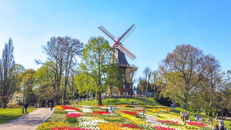 Windmühle mit bunten Blumen und Gras im Vordergrund Bremen Sehenswürdigkeiten