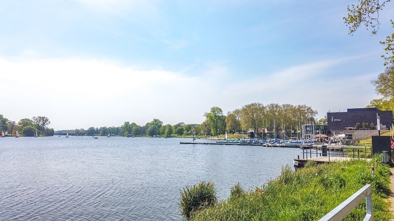 Blauer See mit Gebäuden und Grünflächen Aasee Münster
