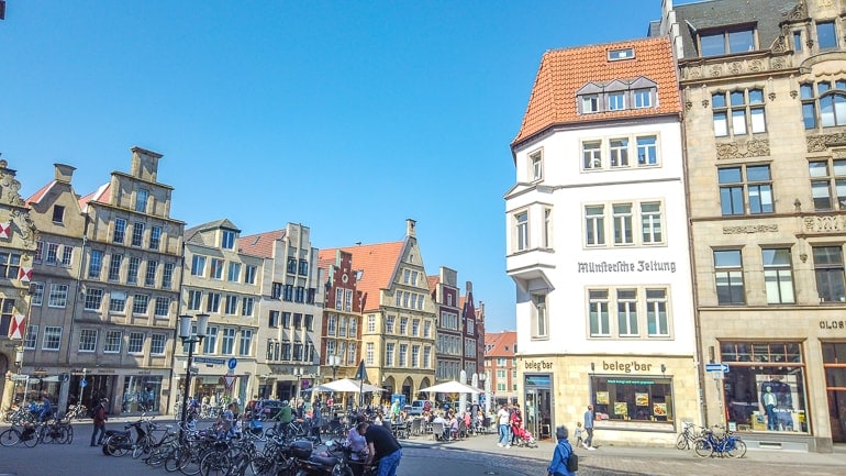 Alte Gebäude in Altstadt Münster mit Fahrrädern