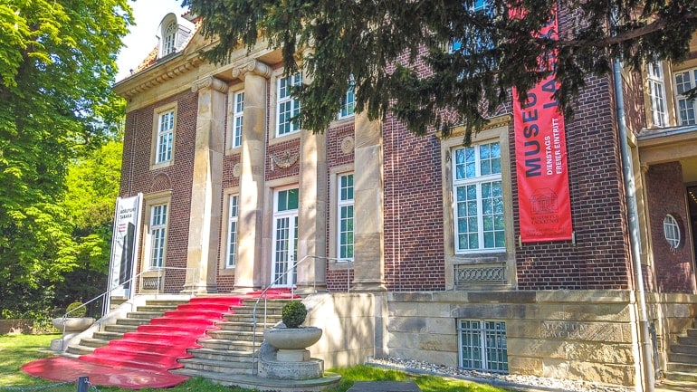 Museum mit roten Stufen und Grünfläche in Münster Deutschland
