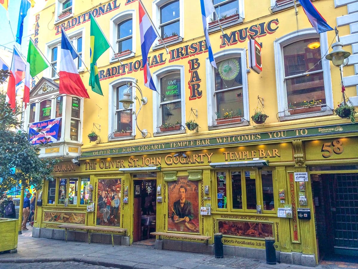 alter gelber Pub mit Fahnen draussen in der Temple Bar von Dublin