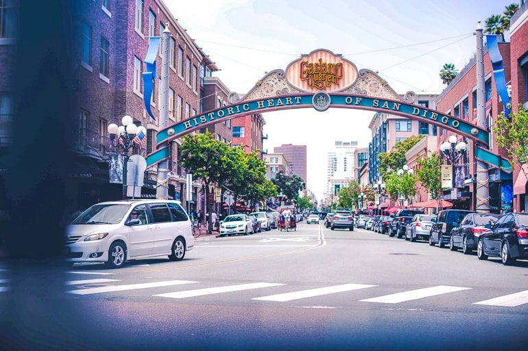 Historisches Schild über geteerter Straße mit Autos in San Diego USA