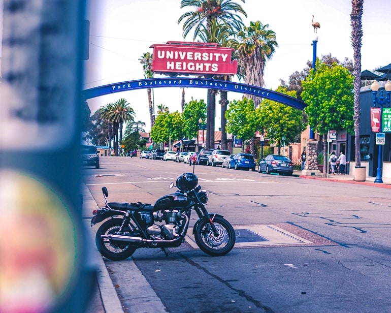 Rotes Schild über Straße mit geparktem Motorrad San Diego