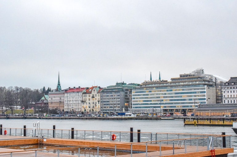 Hotelgebäude entlang des Hafens mit gefrorenem Wasser in Helsinki