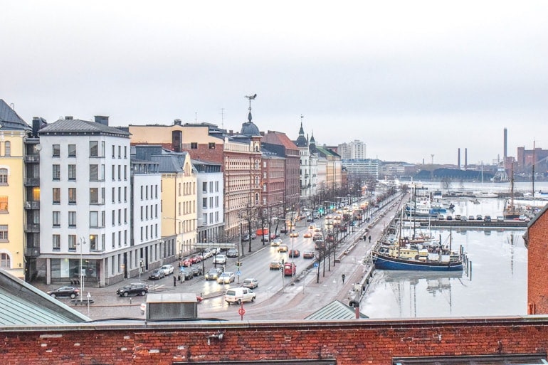 Bunte Gebäude entlang des Wassers mit Booten im Wasser in Helsinki.