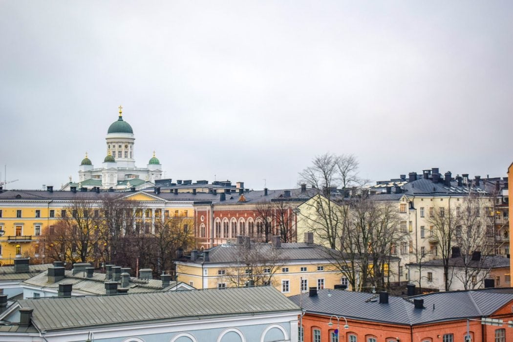 Helsinki Dom mit grünen Kuppeln und Gebäuden der Stadt