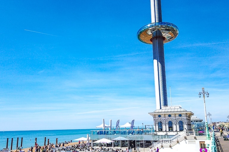 Rotierende Sky Bar in Brighton mit blauem Himmel im Hintergrund