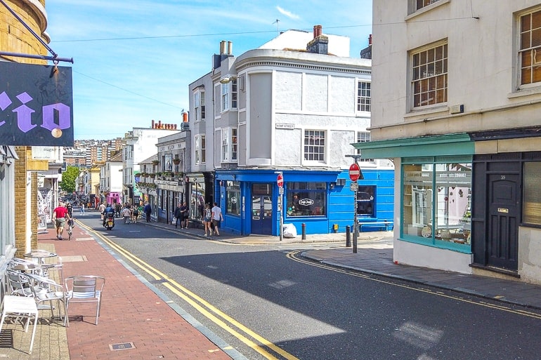 Bunte Gebäude mit Cafes und Straße dazwischen in Brighton England