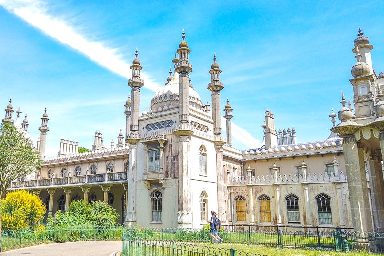 Weißer Palast mit Türmen herum und grünem Garten in Brighton