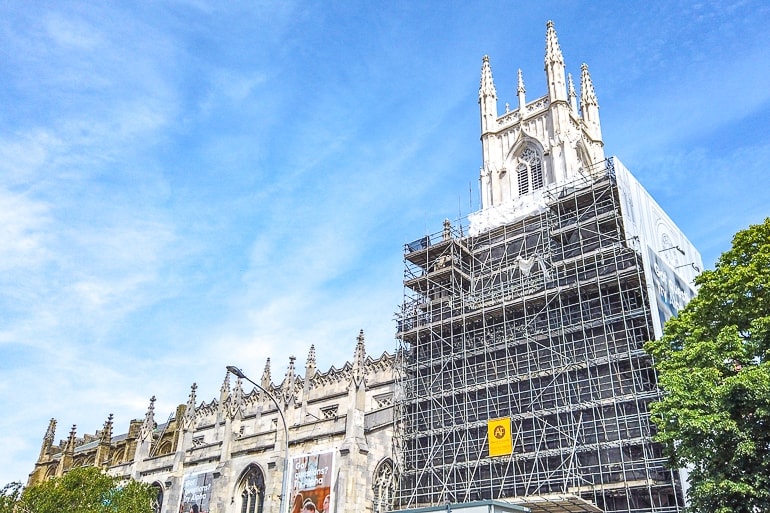Kirchturm mit Gerüsten für Renovierungsarbeiten