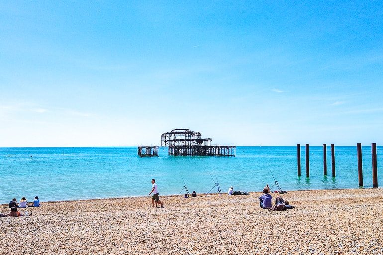 Alte Struktur aus Metall in blauem Wasser mit Strand im Foto Brighton