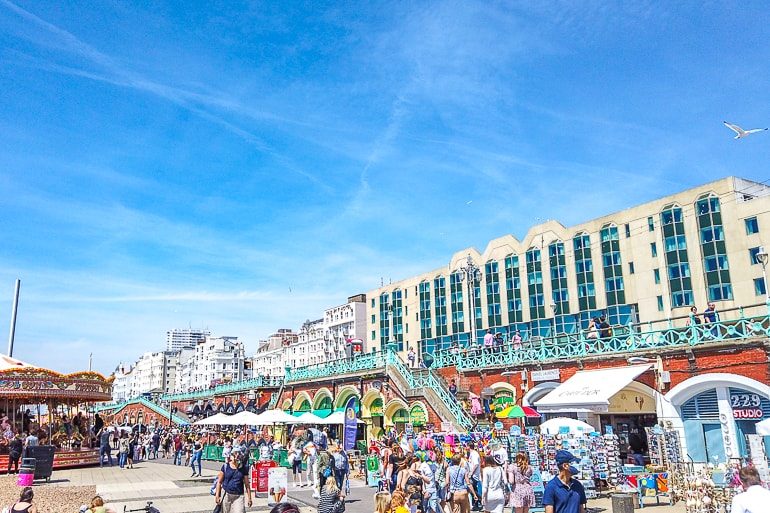 Gebäude und Restaurants entlang der Strandpromenade in Brighton England