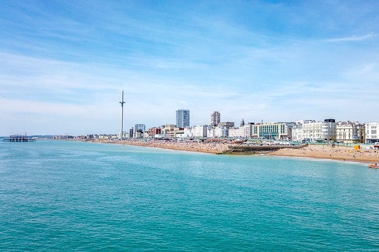 Blaue Küste mit Strand und Gebäuden Brighton Sehenswürdigkeiten