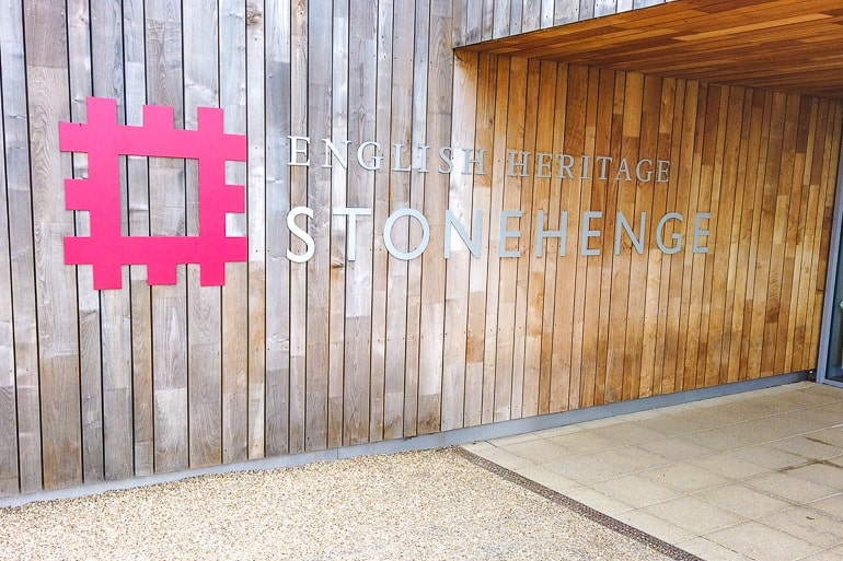 Wand aus Holz mit Schild von Heritage England Stonehenge