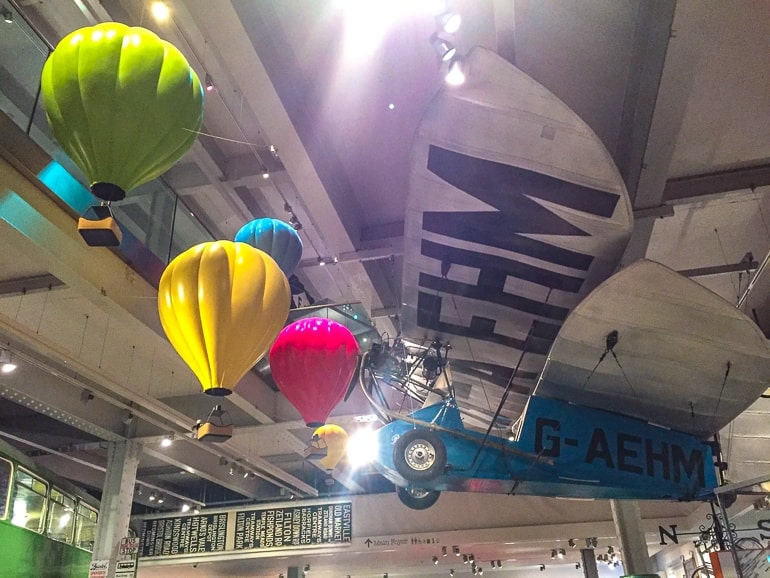 Flugzeug und Ballons hängen von Decke in M Shed Sehenswürdigkeit in Bristol