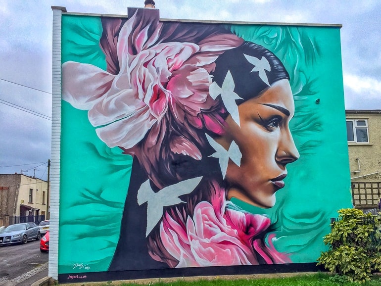 Straßenkunst von Frau an Wand in Bristol.