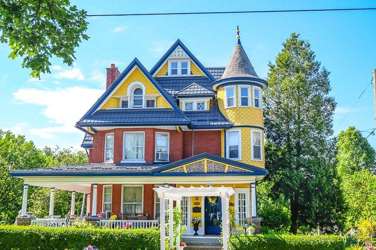 colourful house with green gardens in front and blue sky bed and breakfast niagara falls
