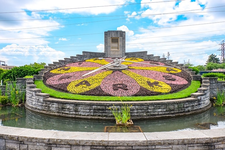 Bunte Uhr aus Blumen von Niagara Parks in Nähe von Niagara Falls