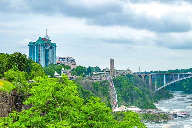 Seilbahn an Schlucht mit Brücke im Hintergrund Niagara Falls Kanada
