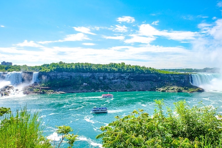 Zwei Boote fahre aneinander vorbei auf Niagara River