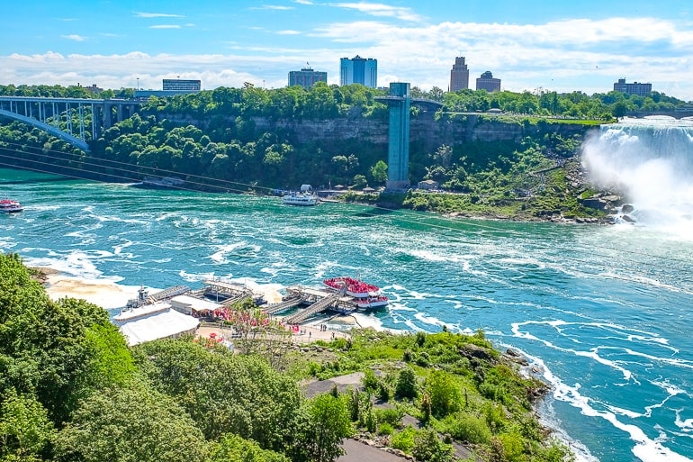 Boot mit Menschen legt an Steg an Niagara River Hornblower