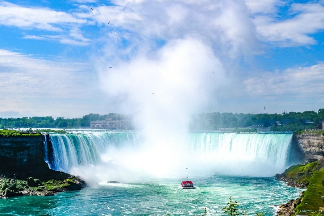Boot fährt zum großem blauen Wasserfall Niagarafälle