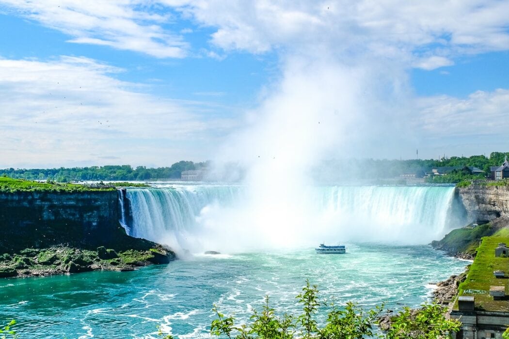 Horseshoe Falls mit kleinem Boot im Vordergrund Niagarafälle Kanada