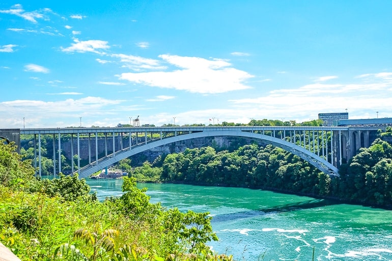Große Bogenbrücke aus Metall über Niagara River Kanada