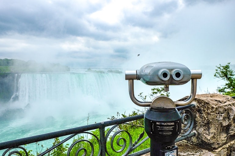 Großes Fernglas auf Gehweg bei Niagarafällen Kanada