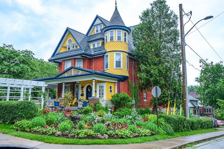 Buntes altes Haus an Straßenecke mit grünem Garten in Niagara Falls