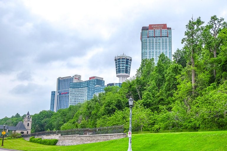 Hohe Hotels mit grünen Büschen im Vordergrund Niagara Falls Hotels