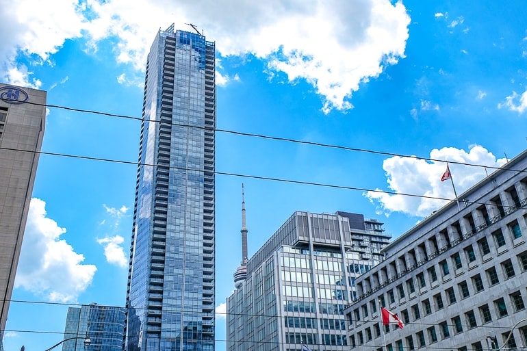 Großes Hochhaus aus Glas mit Gebäuden herum in Stadtzentrum Toronto Kanada