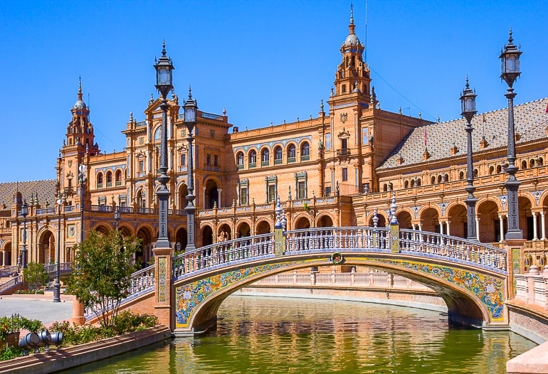 Palast mit Brücke und Fluss im Vordergrund schöne Stadt Sevilla Spanien