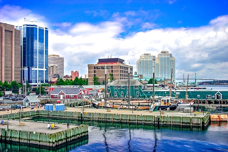 Hafen mit Anlegeplätzen und Gebäuden im Hintergrund Halifax Kanada