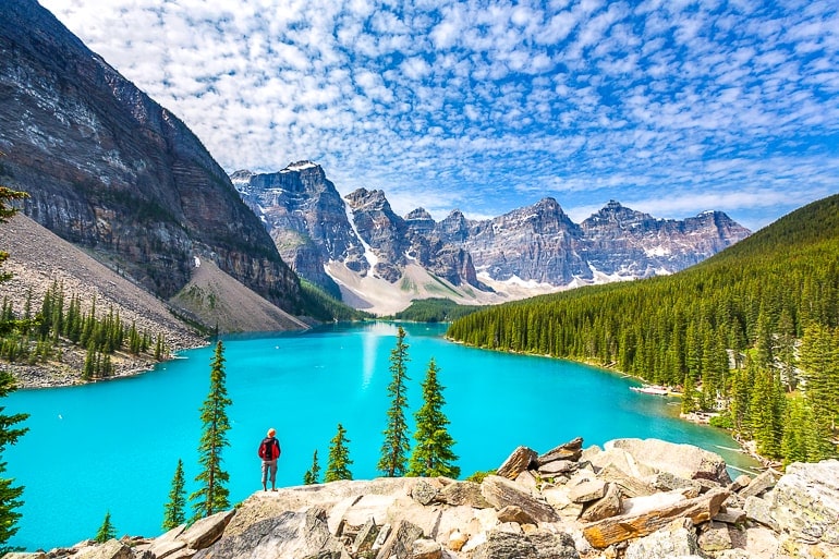 Blauer See mit grünen Bäumen herum und Bergen im Hintergrund Kanada Sehenswürdigkeiten