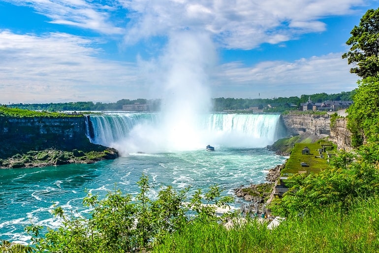 Blauer Wasserfall mit Boot und Nebel Niagarafälle Kanada
