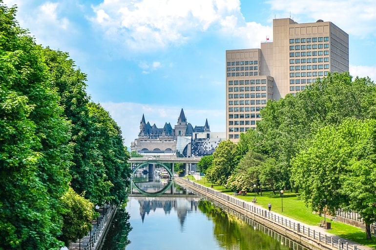 Wasser im Kanal mit Hotel im Hintergrund und Bäumen daneben Ottawa Kanada