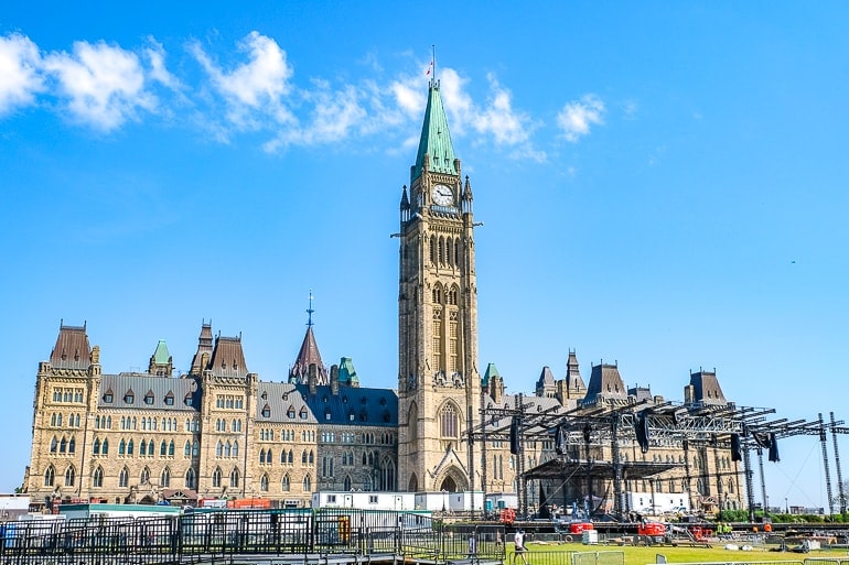 Hoher Uhrturm mit grünem Dach und Bühne im Vordergrund Ottawa Parliament Hill