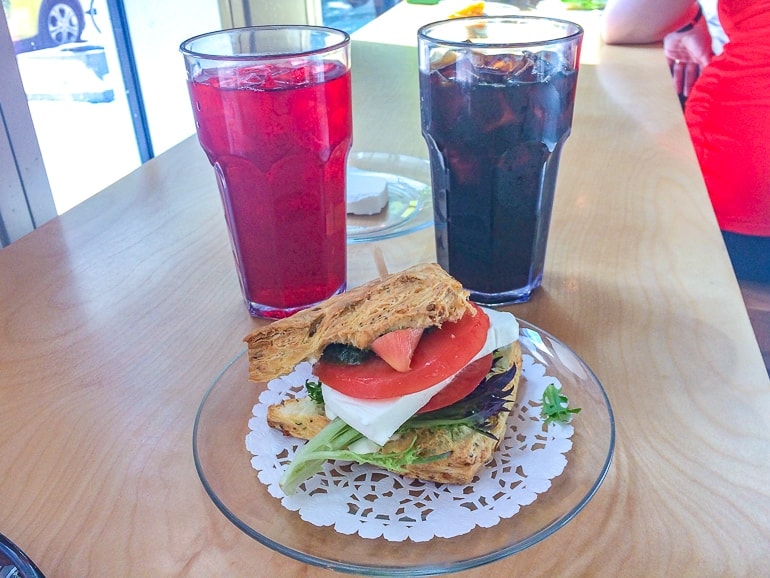 Scone Sandwich auf Teller mit zwei vollen Gläsern im Hintergrund bei Sconewitch Ottawa