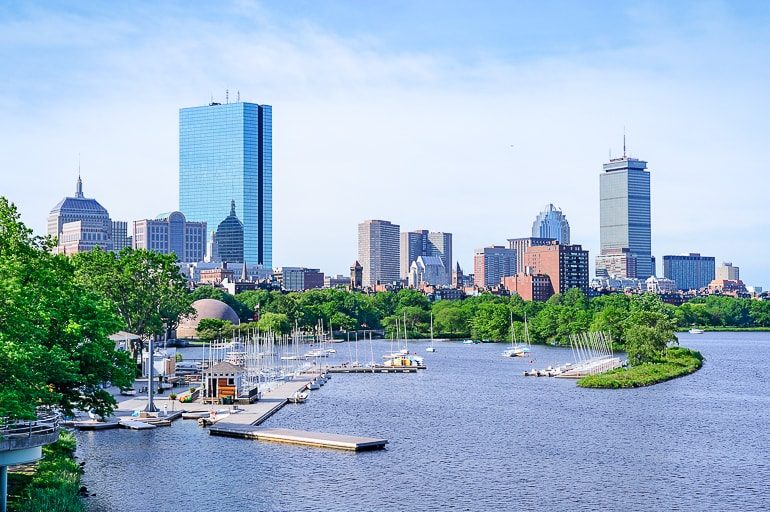 Segelboote entlang des Ufers auf Fluss in Boston USA