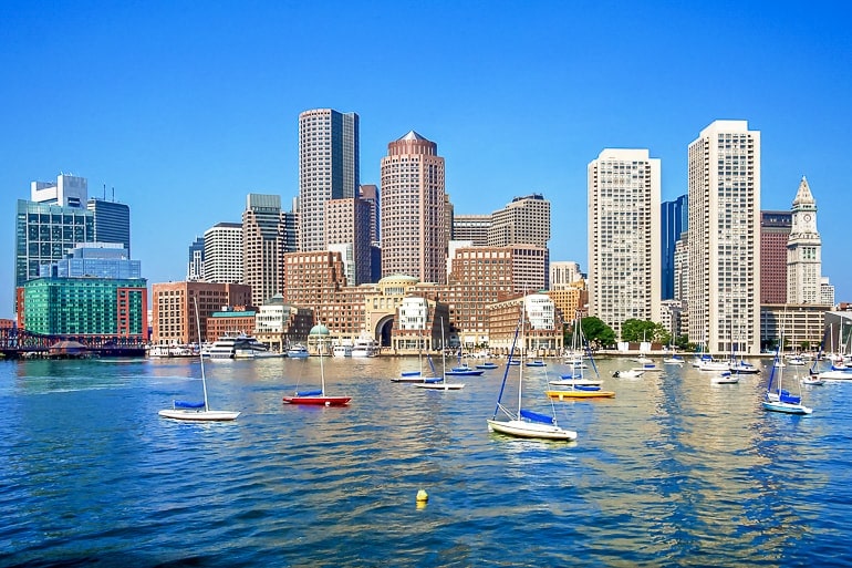 Hohe Gebäude in Nähe von Hafen mit Booten im Wasser Boston Sehenswürdigkeiten