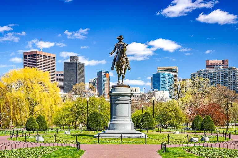Statue von Mann auf Pferd in Park mit Grünflächen und Bäumen Boston USA