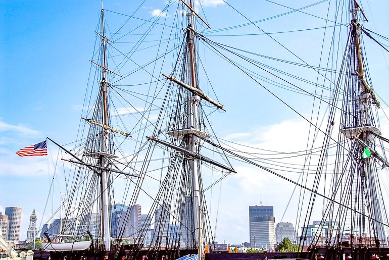Großes Schiff im Hafen mit Hochhäusern als Sehenswürdigkeit Boston USA