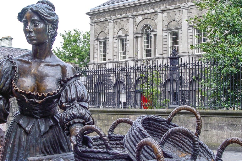 bronze statue of women with cart in dublin molly malone