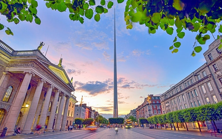 Metall Spire mit Himmel und Blättern bei Sonnenuntergang Sehenswürdigkeiten Dublin