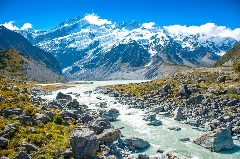 Bach mit Felsen und Bergen im Hintergrund Neuseeland Sehenswürdigkeiten