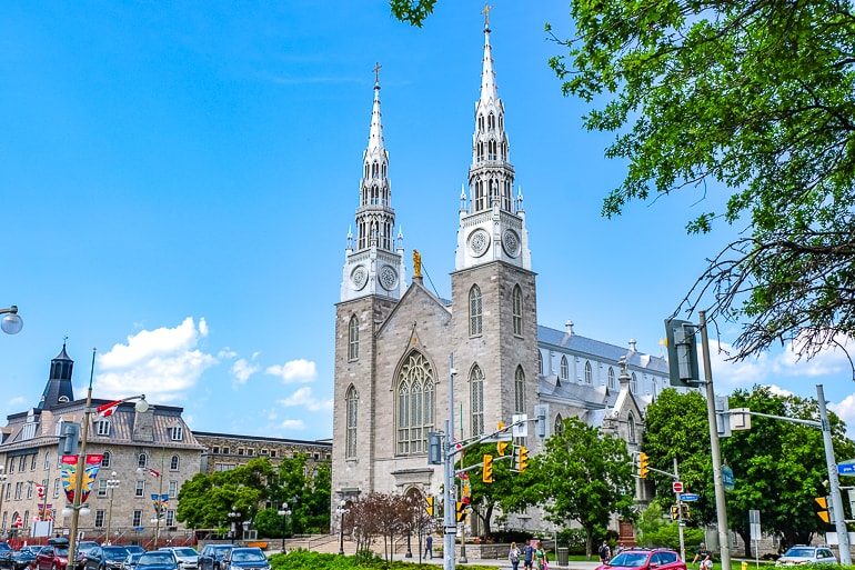 Weiße Kirche mit zwei Türmen an Straßenkreuzug in Ottawa Kanada