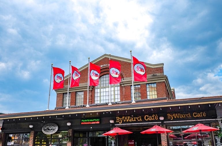 Rote Flaggen am Eingang zu ByWard Market in Ottawa Kanada Sehenswürdigkeiten