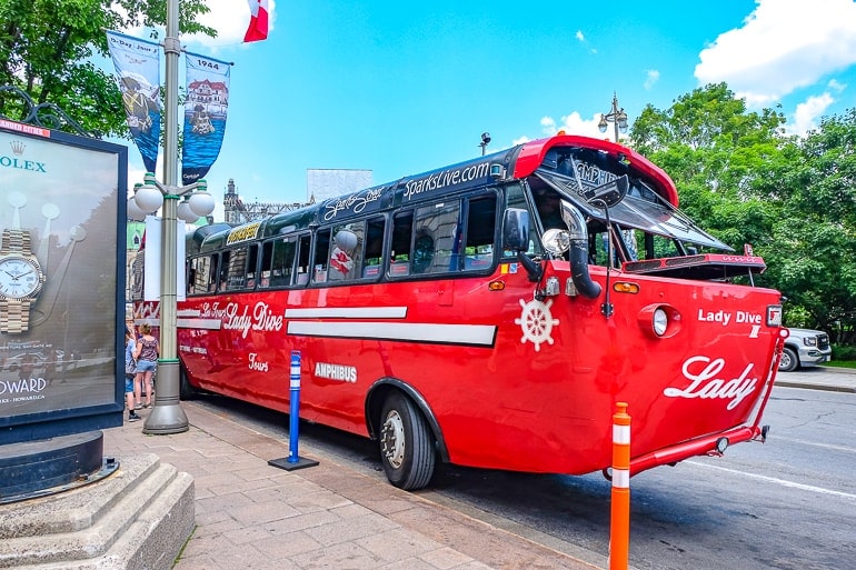 Roter Amphibus geparkt an Straßenrand in Ottawa